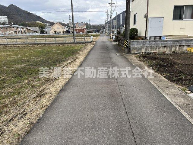 ５７１１９　各務原市那加桐野町土地の前面道路含む現地写真