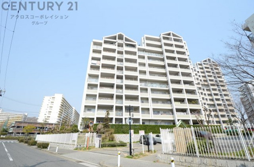 □周辺はマンションが建ち並ぶ閑静な住宅街で公園や植栽もある好環境です♪