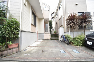 【駐車場】 | 杉並区阿佐谷南2丁目　中古戸建 | カースペースは乗り降りがしやすいように、また、入出庫しやすいように工夫されています。