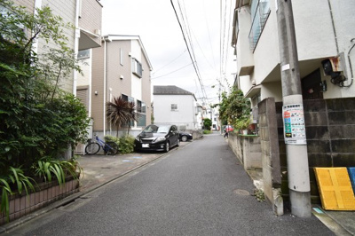 【前面道路含む現地写真】 | 杉並区阿佐谷南2丁目　中古戸建 | 前面道路は閑静な住宅地の通りとなるため、車通りは多くありません。 安心して車庫入れ可能。