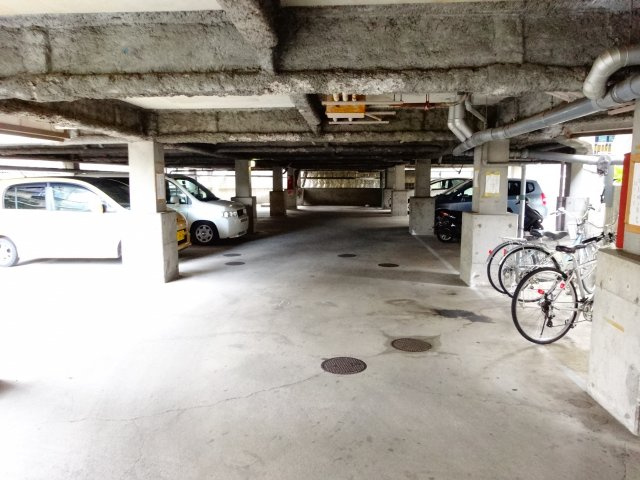 シティコート滝谷の駐車場