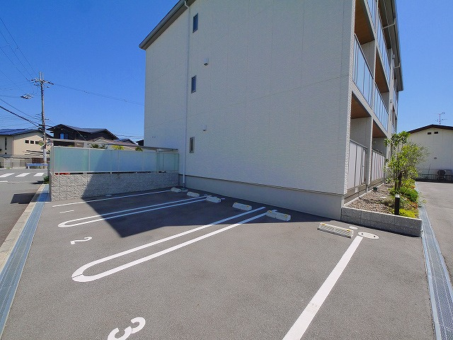 ガーデンリゾートの駐車場|駐車場があるので、車を買う予定の方も安心です