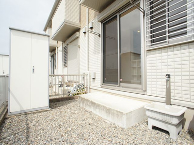 【庭】 | ロイヤルプラザＡ | 専用庭付き！便利な物置、外水道があります。