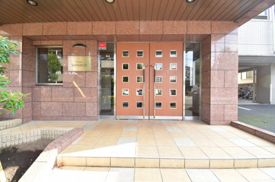 【エントランス】 | パテラ小平Ⅱ | 雨対策もシッカリと考えられ、手入れの行き届いたエントランス。マンション全体の雰囲気がワンランクアップ