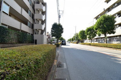 【周辺】 | パテラ小平Ⅱ | 最寄り駅から徒歩18分の立地ながら、エントランス前面は車通りも少なく、お子様も安心です。