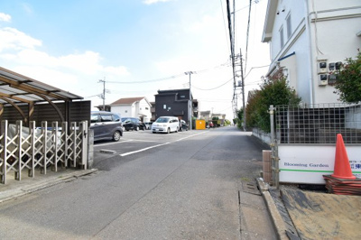 【前面道路含む現地写真】 | 小平市鈴木町1丁目　1号棟 | 前面道路は閑静な住宅地の通りとなるため、車通りは多くありません。 安心して車庫入れ可能。
