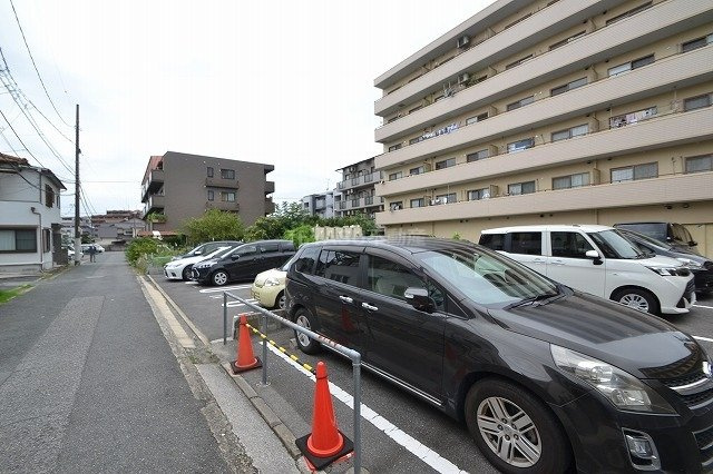 サンシャイン翠の駐車場