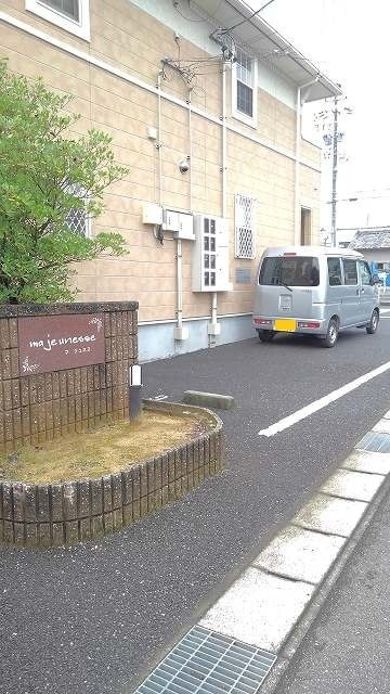 マジュネスの駐車場