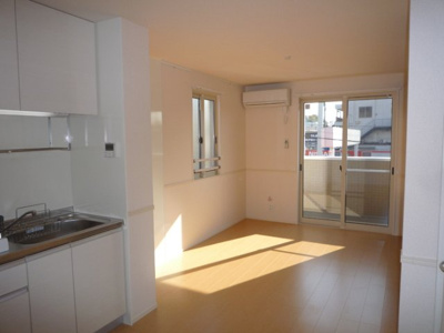 【居間・リビング】 | グリーンビレッジ | 明るい角部屋LDK！