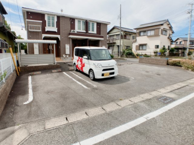 コーポ二ヶ崎の駐車場