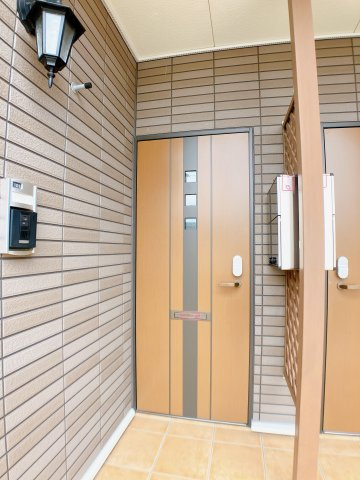 コーポ二ヶ崎の玄関