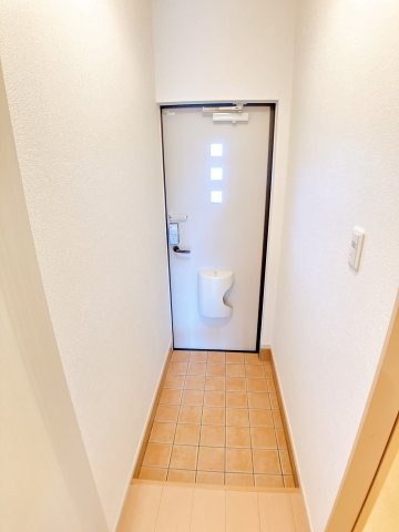 コーポ二ヶ崎の玄関