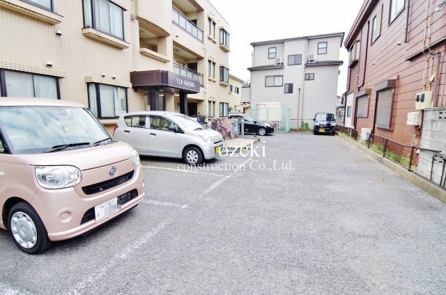 ヴィップガーデンの駐車場