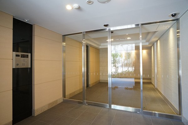 プライムメゾン森下のロビー|ICタグで開錠できるオートロック！エントランスホールは明るく清潔感のあるデザイン♪