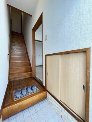 【展望】 | ドエルOKABE | 玄関から室内への景観です！右手にリビングダイニングキッチン、正面の階段を上がると和室6帖のお部屋があります★