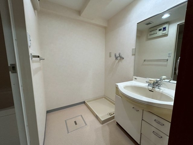 藤和シティコープ河辺Ⅱの洗面所|洗面台と洗濯機置き場と脱衣所