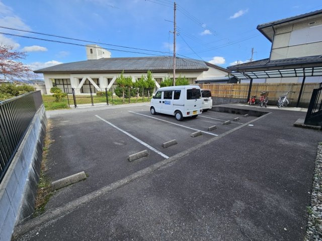 チェルト尾末の駐車場|平面式の駐車場です。目の前は彦根市立図書館です