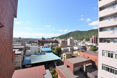 【展望】 | ライオンズマンション南22条 | 山が見える景色を楽しめます。