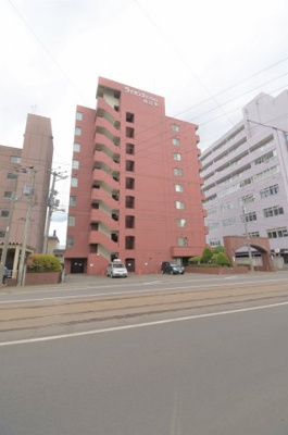 【外観】 | ライオンズマンション南22条 | マンションは市電通りに面しています。