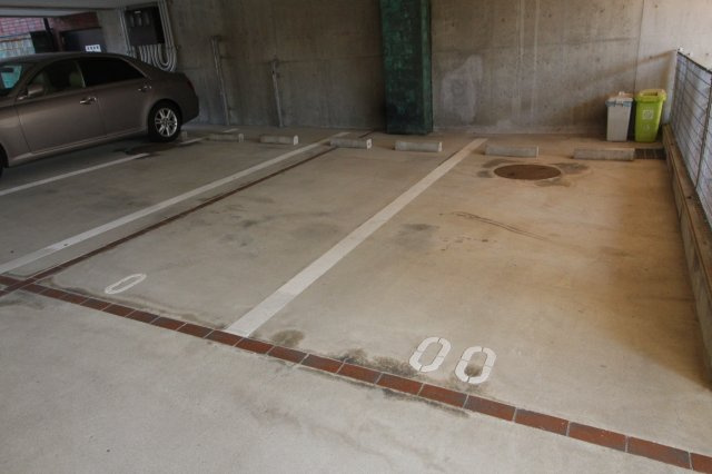 リアライズ垂水の駐車場