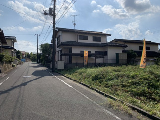 【前面道路含む現地写真】 | 車通りの少ない生活道路でお子様にも安心です。お車の出し入れも楽々