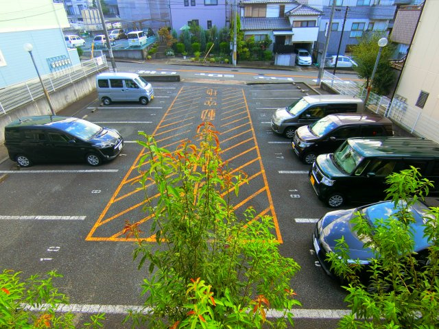 プレステージ三日市の駐車場