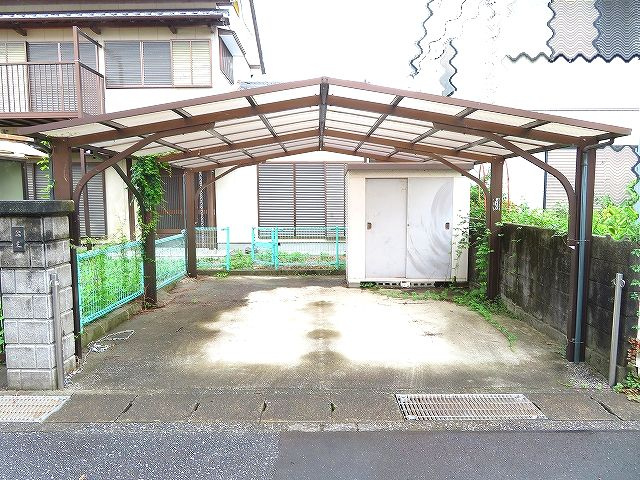 香南市野市町西野 中古戸建ての駐車場