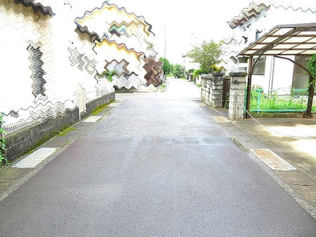 香南市野市町西野 中古戸建ての前面道路含む現地写真