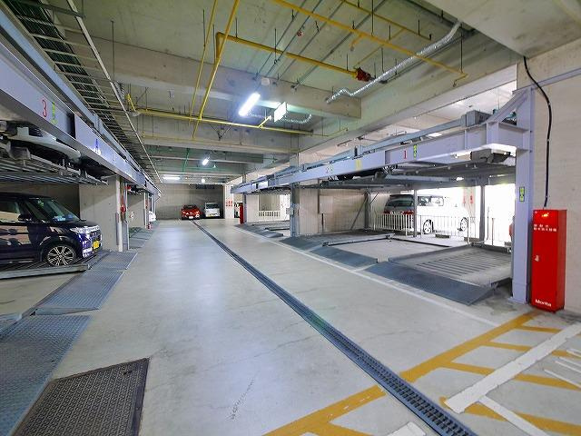 OMマンション東生駒の駐車場|駐車場に車を止められます