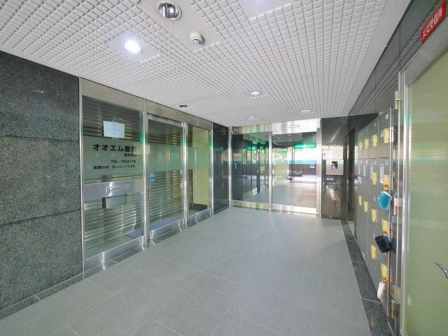 OMマンション東生駒のエントランス|ゆとりのあるエントランスです