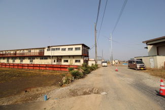 【前面道路含む現地写真】 | 川越市大字古市場　建築条件なし売地　「上福岡駅」徒歩33分　敷地498坪　