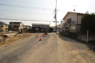 【前面道路含む現地写真】 | 川越市大字古市場　建築条件なし売地　「上福岡駅」徒歩33分　敷地498坪　