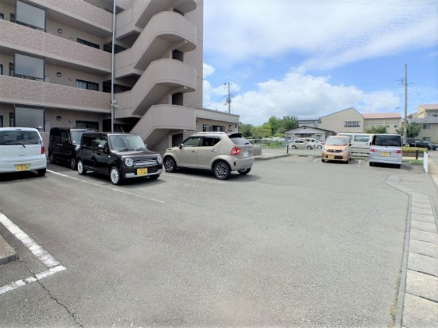 マンションヴェルテスⅡ　の駐車場