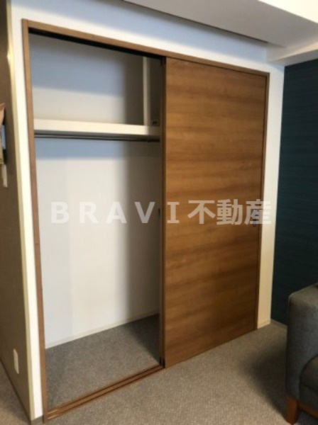 Uresidence Temmabashi　BRAVI不動産の収納|【T’s SQUARE Kitahama】こまごまとしたものを収納できそうですね