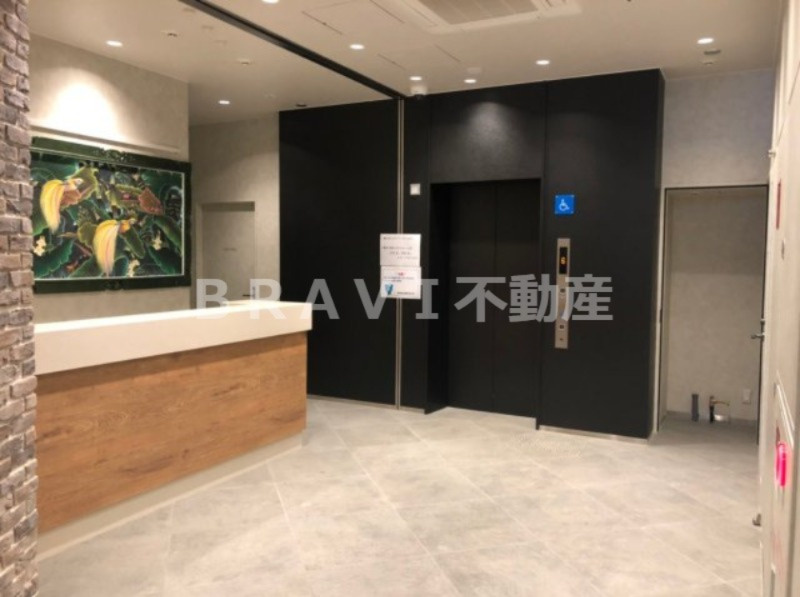 Uresidence Temmabashi　BRAVI不動産のロビー|【T’s SQUARE Kitahama】ゆとりのあるロビーです