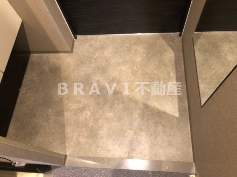 Uresidence Temmabashi　BRAVI不動産の玄関|【T’s SQUARE Kitahama】収納もある玄関です