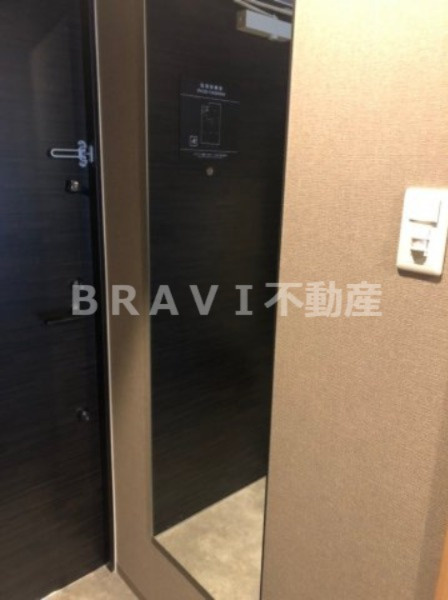 Uresidence Temmabashi　BRAVI不動産の設備|【T’s SQUARE Kitahama】玄関に全身鏡がございます。