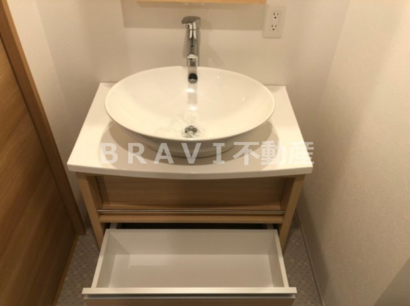 Uresidence Temmabashi　BRAVI不動産の洗面所|コンパクトで使いやすい洗面所