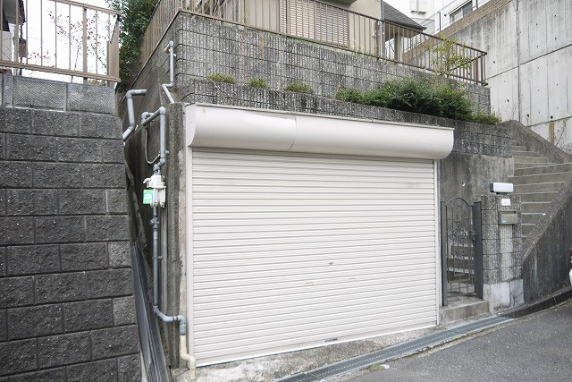 縄田邸の駐車場