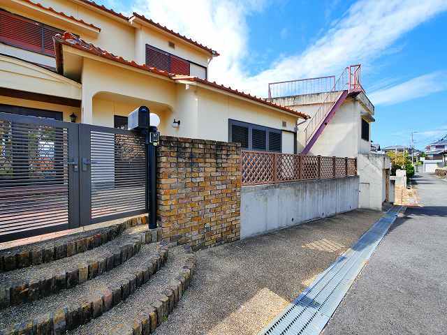 学園大和町　4LDKの駐車場