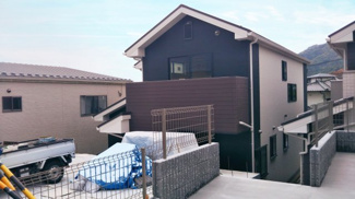 【外観】 | ブラックとブラウンの落ち着いた外観♪
２×４工法です◎