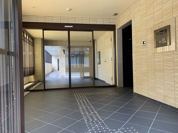 LUXENA KIYOMIZU GOJO（ラグゼナ清水五条）のエントランス