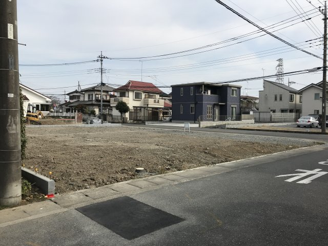 鴻巣市新宿２丁目の売地の前面道路含む現地写真