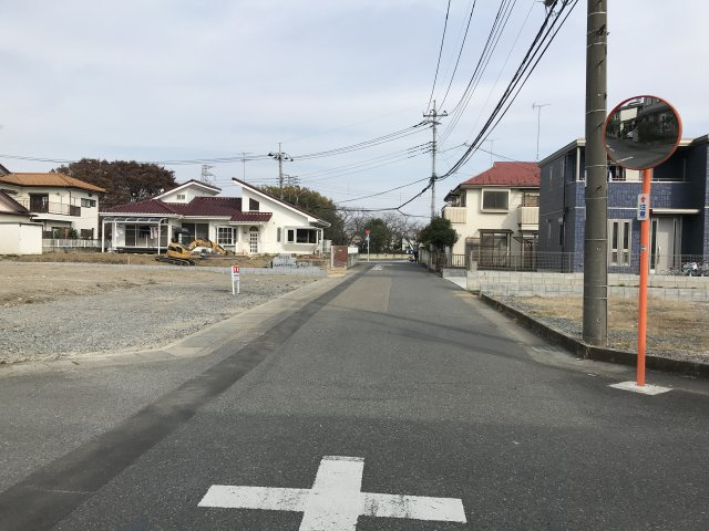鴻巣市新宿２丁目の売地の前面道路含む現地写真