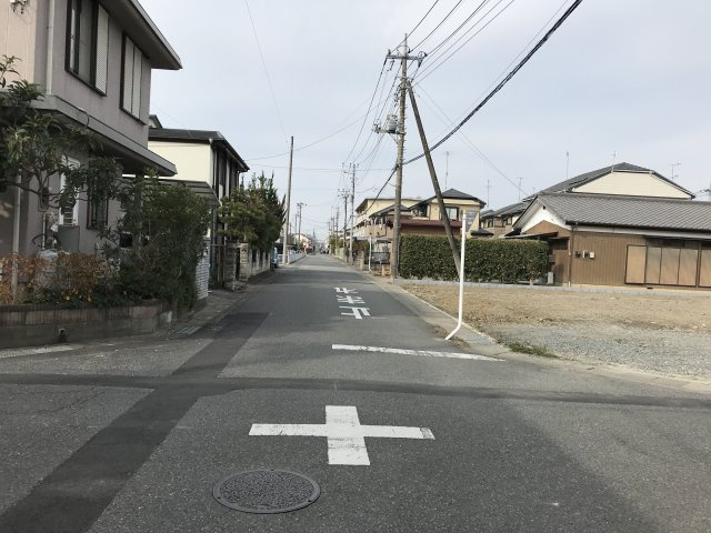 鴻巣市新宿２丁目の売地の前面道路含む現地写真