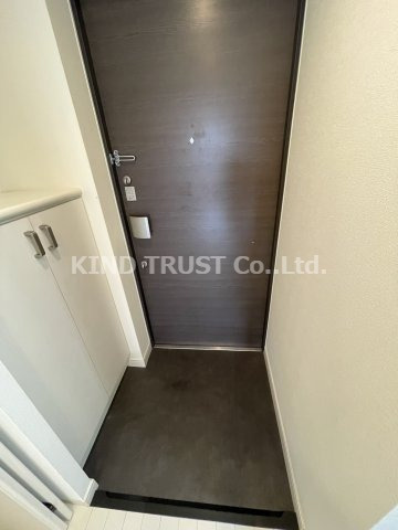 プレミアムコート天神橋エイトの玄関