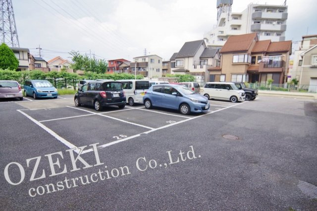 ワールドマンション越谷の駐車場