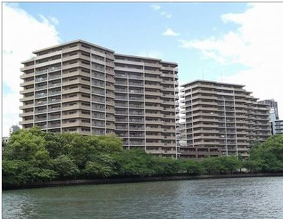 【外観】 | ロイヤルアーク花水都OSAKA | 春には満開の桜が両岸を彩る、大川のリバーサイドに位置します。