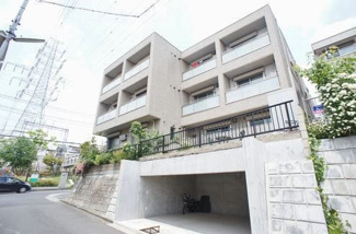 【外観】 | 【積水ハウス施工の賃貸住宅シャーメゾン】駅前に商業施設の充実した「新百合ヶ丘」駅より徒歩4分！便利な立地の3階建てマンションです♪