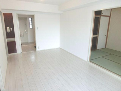 【内装】 | リベラルパレス文の里 | ＬＤＫ13帖　陽当りの良いお部屋です♪